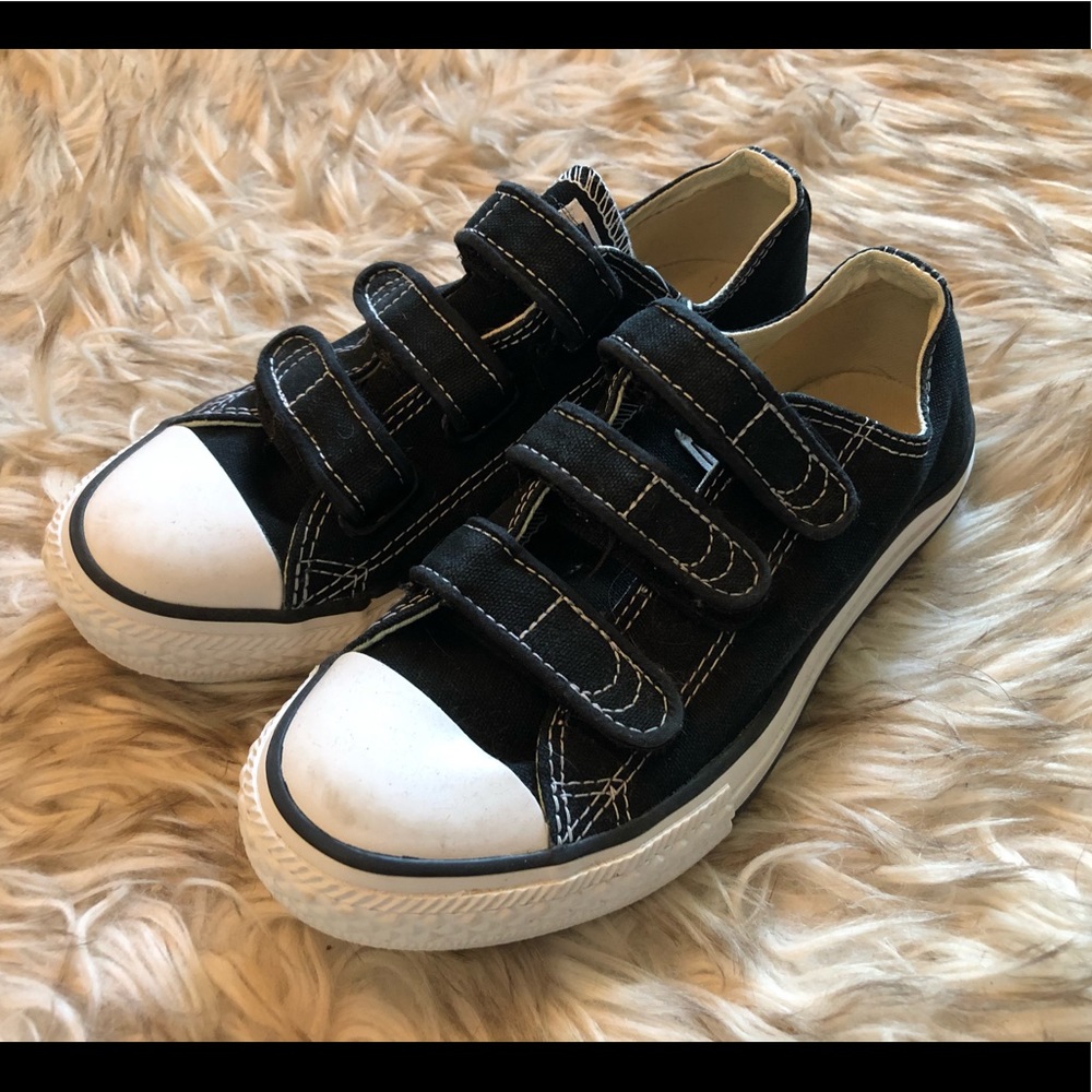Black Velcro CONVERSE youth Sz 2 **Like New**